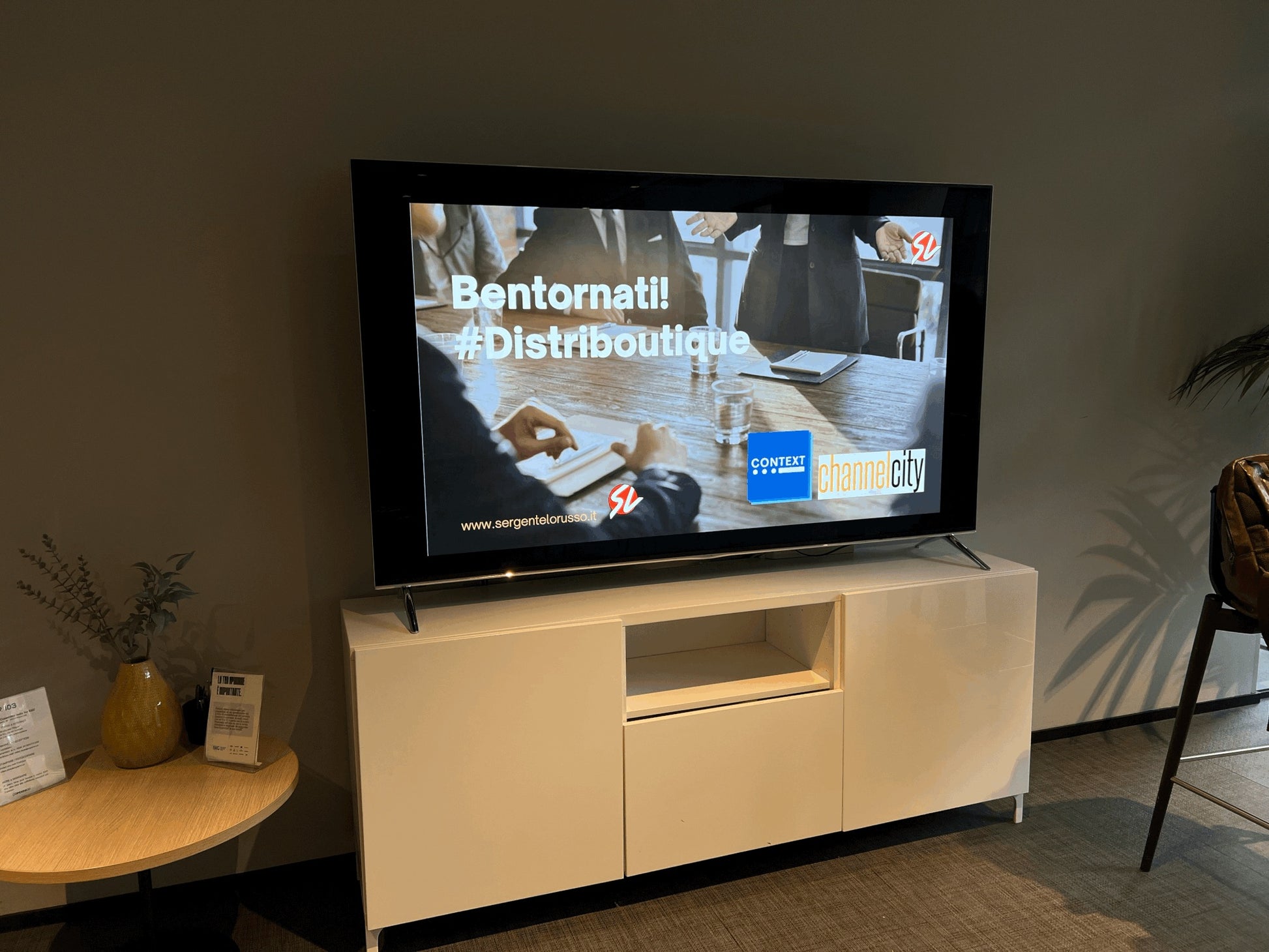 distroboutique MONITOR